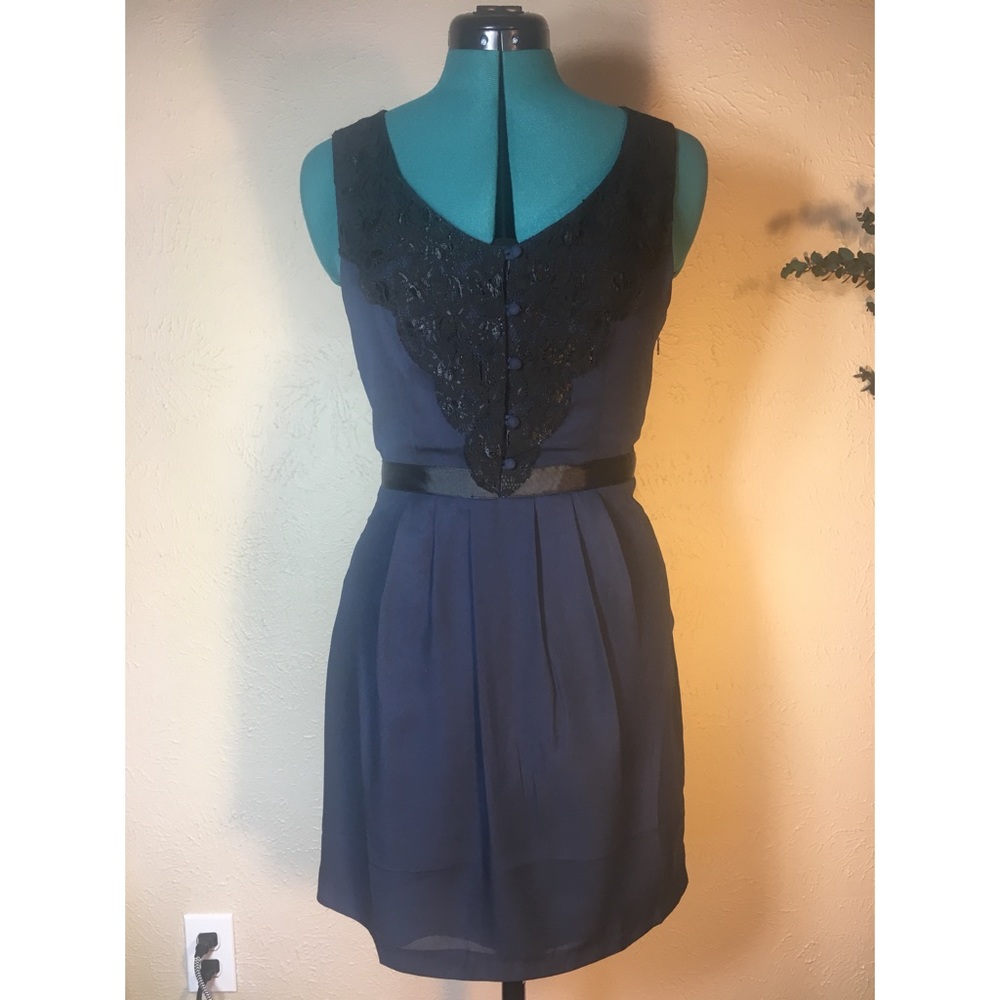 Sleeveless dress with lace and button detail